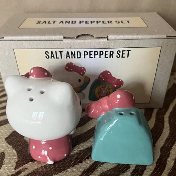 NEW Sanrio Hello Kitty Phone A Friend Blue Sky Salt & Pepper Shaker Set - Picture 4 of 7